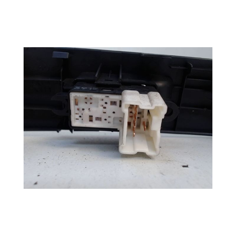 COMMANDE LEVE-GLACE PORTE AVD NISSAN MICRA