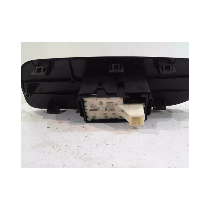 COMMANDE LEVE-GLACE PORTE AVD TOYOTA AURIS