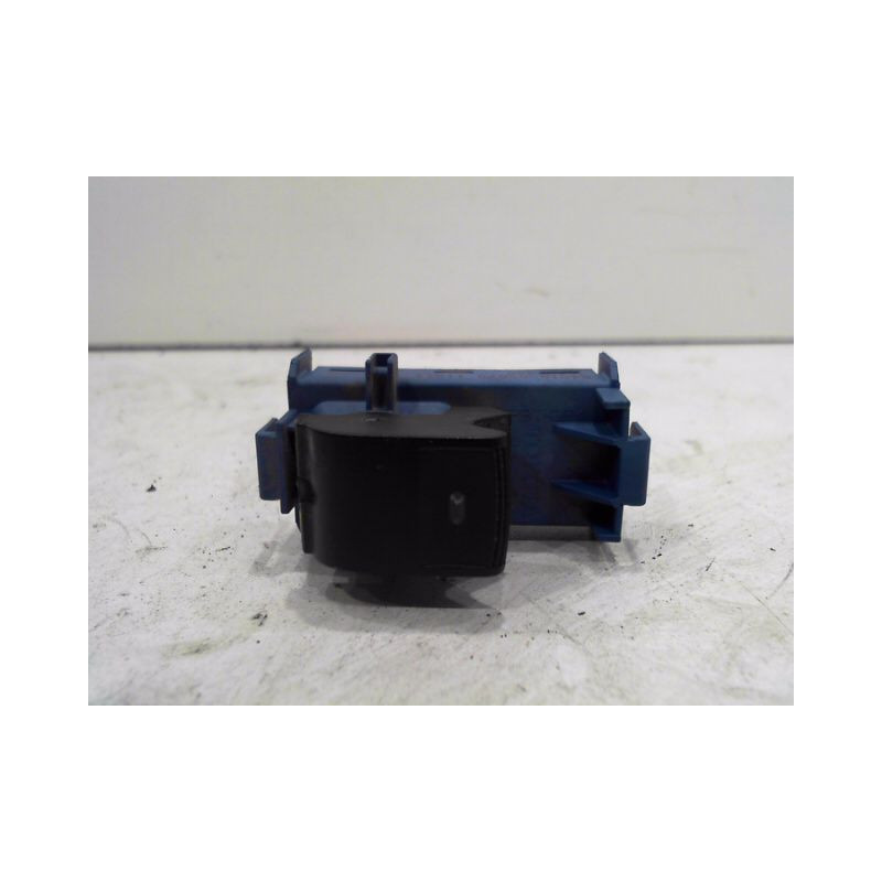 COMMANDE LEVE-GLACE PORTE AVD TOYOTA VERSO