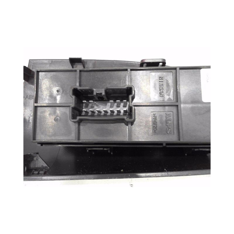 COMMANDE LEVE-GLACE PORTE AVD NISSAN JUKE