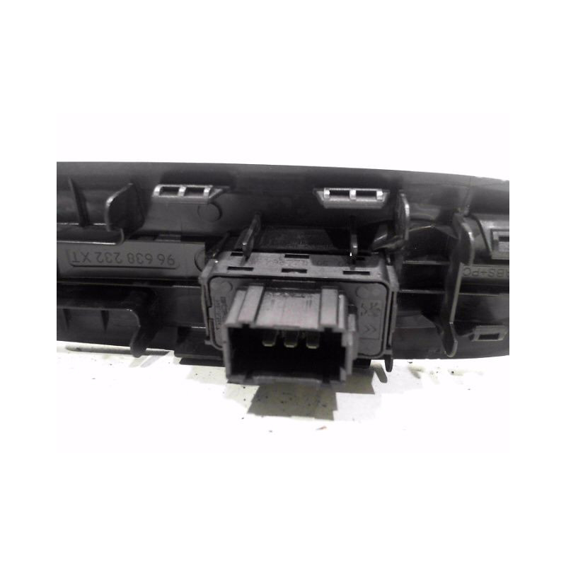 COMMANDE LEVE-GLACE PORTE AVD CITROEN DS3
