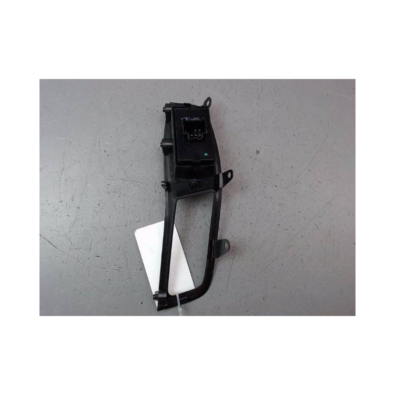 COMMANDE LEVE-GLACE PORTE AVD CHEVROLET ORLANDO