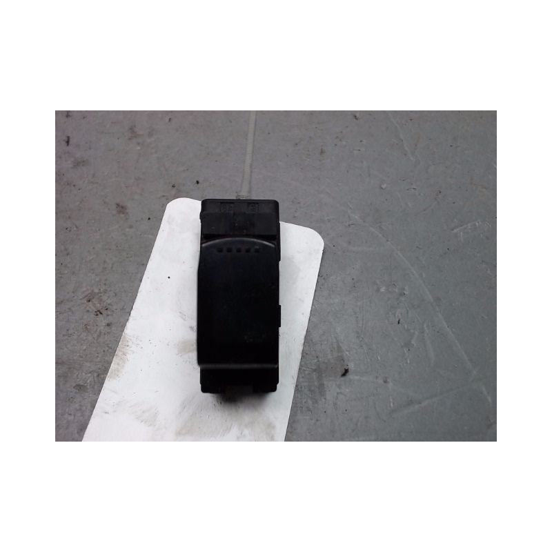 COMMANDE LEVE-GLACE PORTE AVD SUZUKI SWIFT