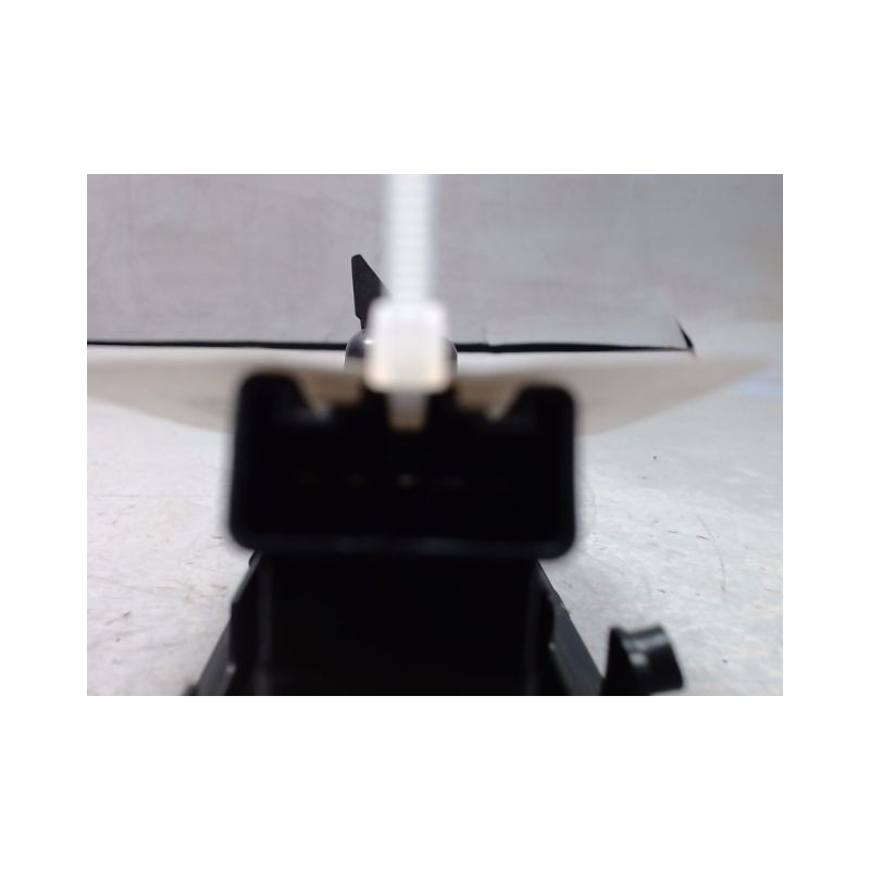 COMMANDE LEVE-GLACE PORTE AVD SUZUKI SWIFT 3P