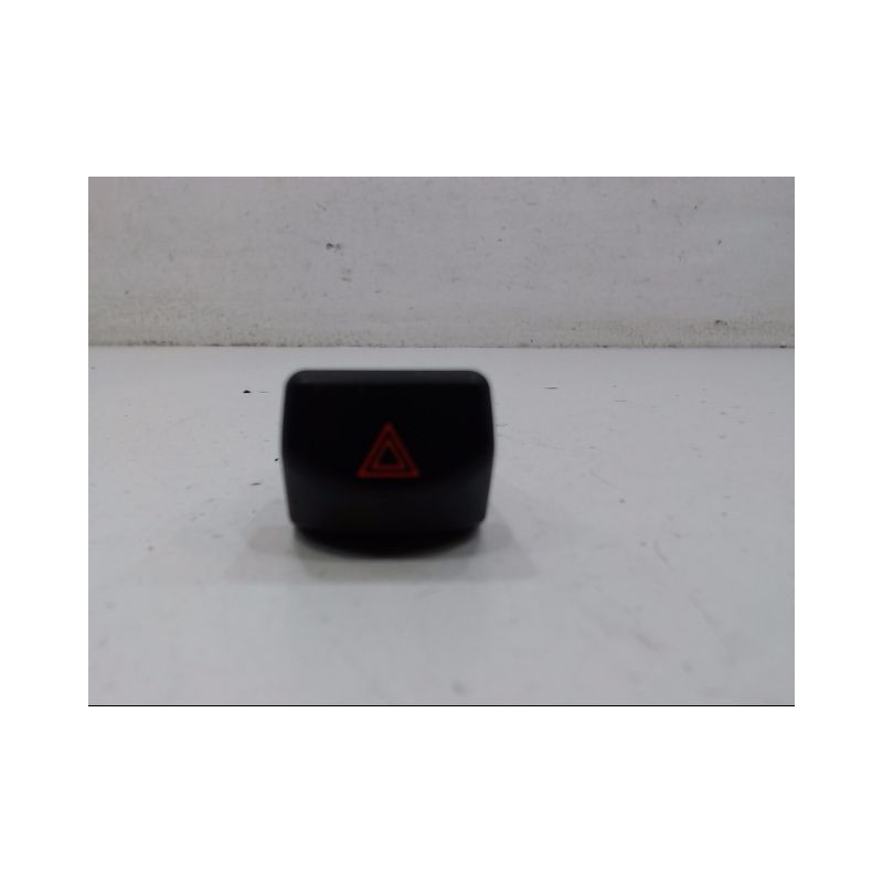 BOUTON DE WARNING NISSAN MICRA