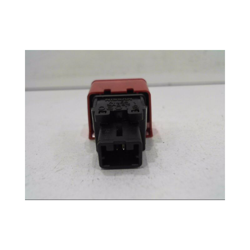 BOUTON DE WARNING NISSAN MICRA