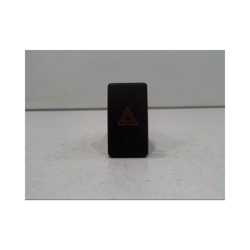 BOUTON DE WARNING TOYOTA AVENSIS