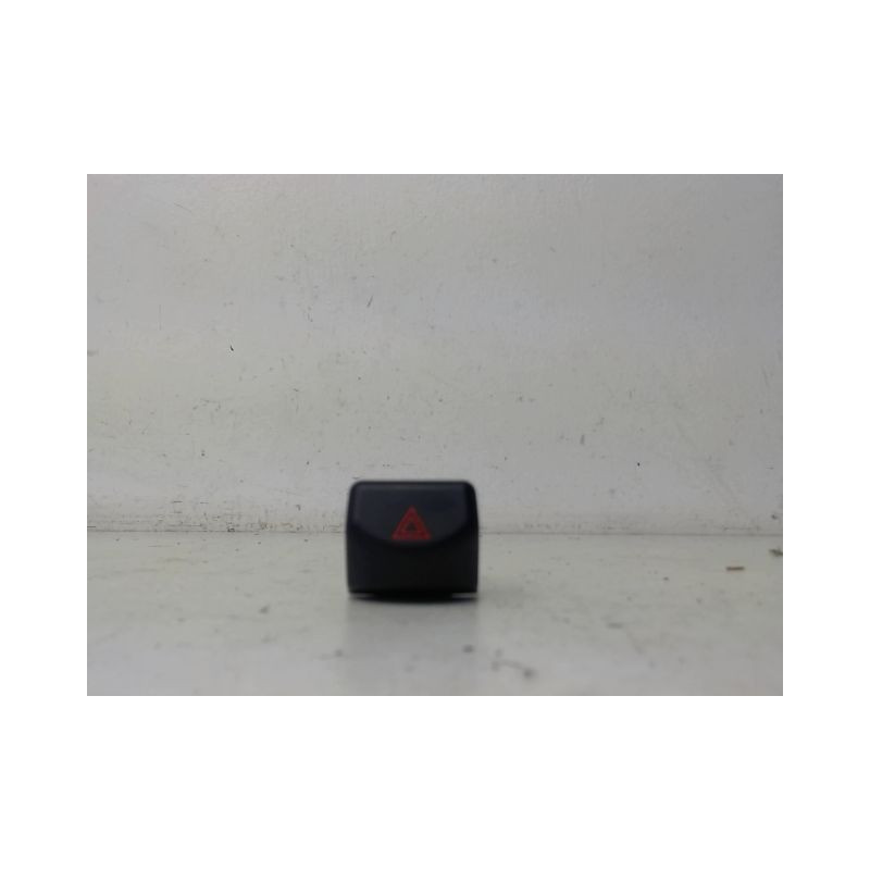 BOUTON DE WARNING NISSAN MICRA
