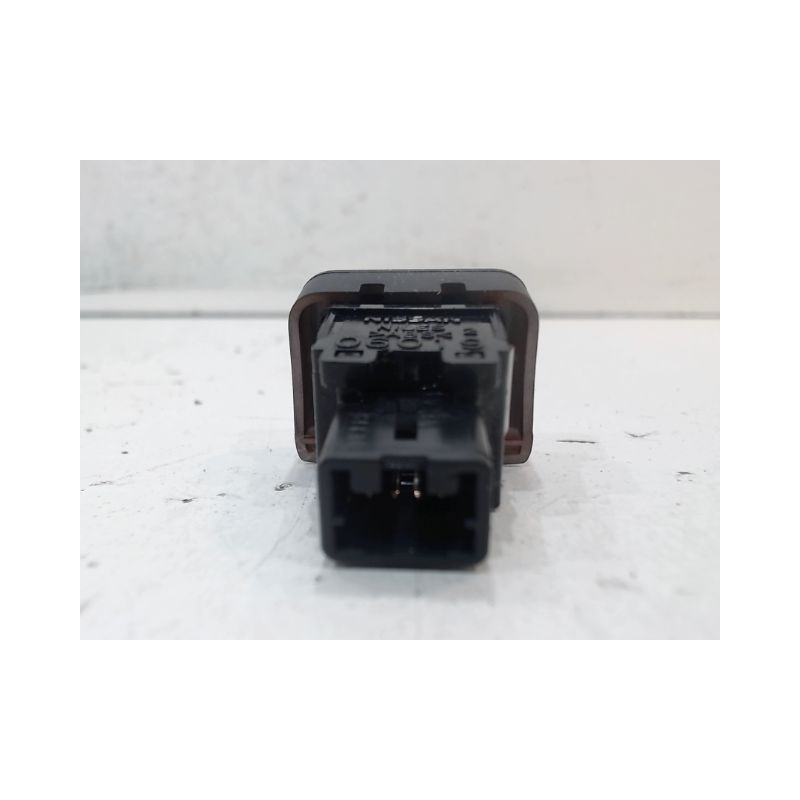 BOUTON DE WARNING NISSAN NOTE