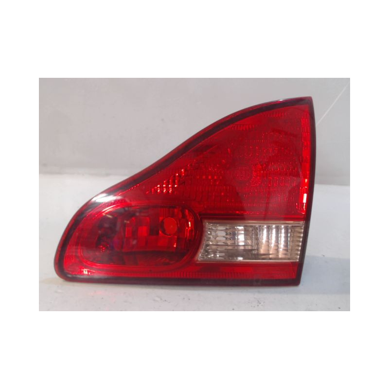 FEU ARRIERE INTERIEUR DROIT TOYOTA AVENSIS VERSO 01-03