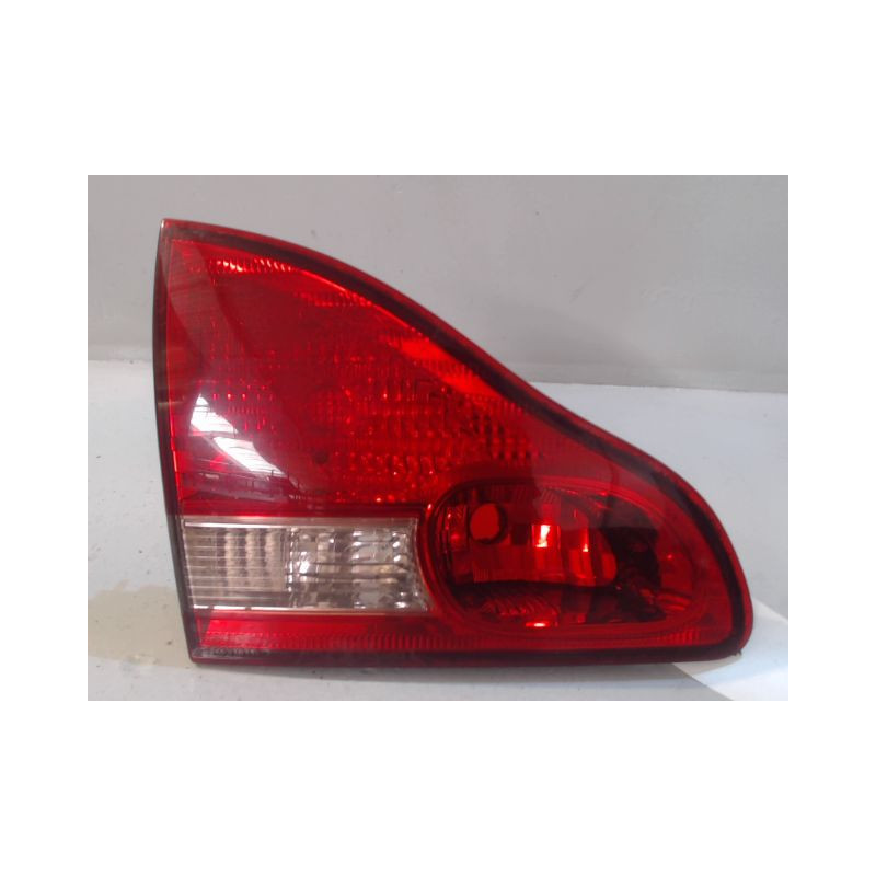 FEU ARRIERE INTERIEUR GAUCHE TOYOTA AVENSIS VERSO 01-03