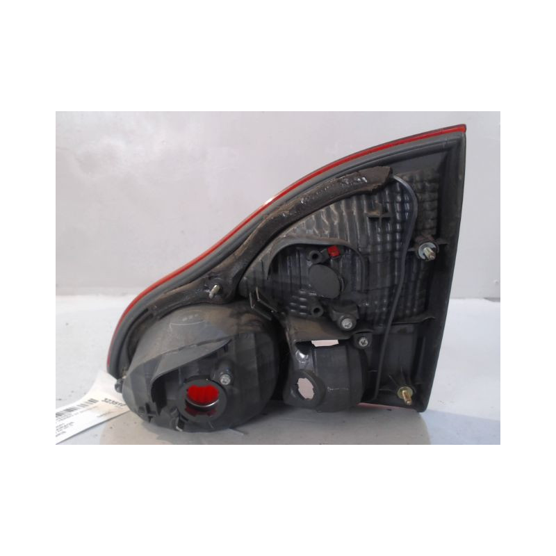 FEU ARRIERE INTERIEUR GAUCHE TOYOTA AVENSIS VERSO 01-03