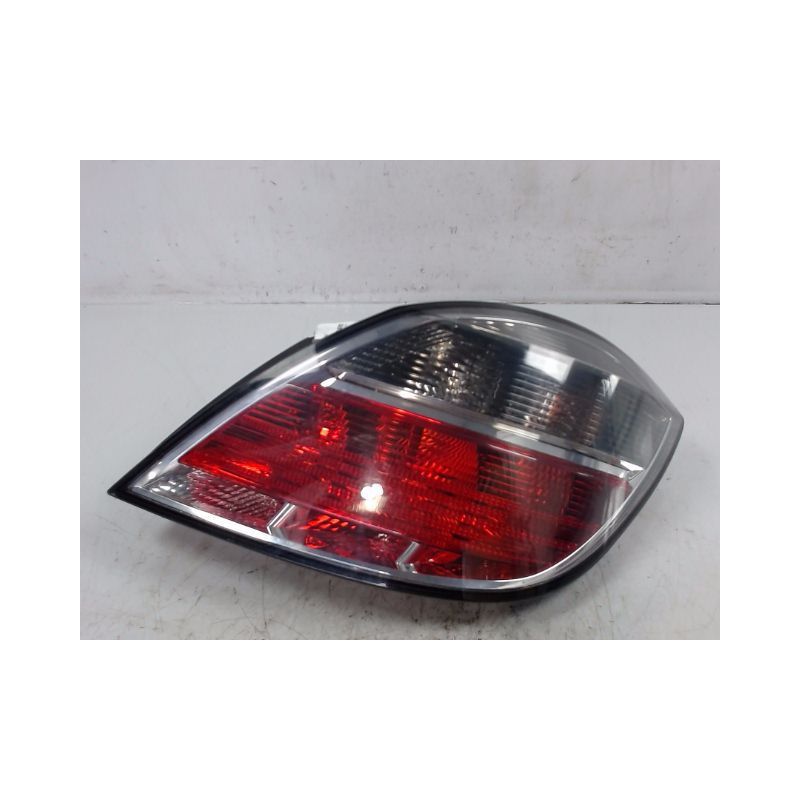 FEU ARRIERE DROIT OPEL ASTRA 2004-