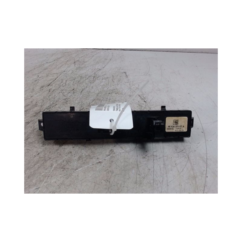 BOUTON DE WARNING PEUGEOT 3008 2009-