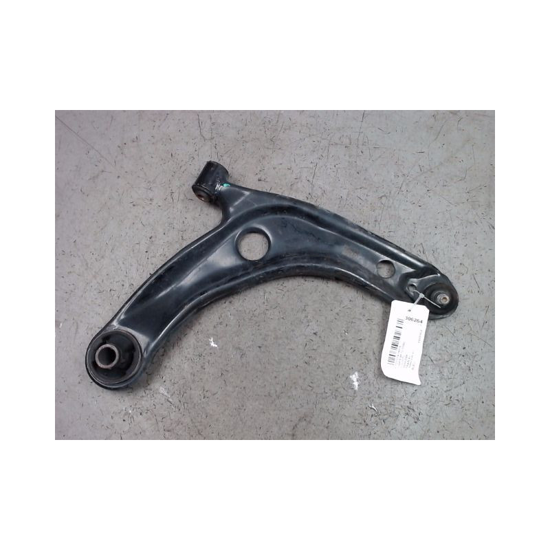 TRIANGLE INFERIEUR AVANT DROIT TOYOTA YARIS