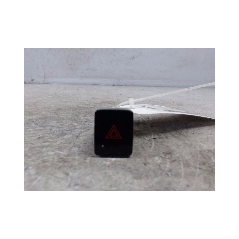 BOUTON DE WARNING NISSAN NOTE