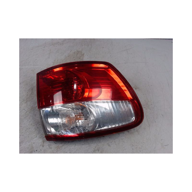 FEU ARRIERE GAUCHE  TOYOTA AVENSIS VERSO 04-06