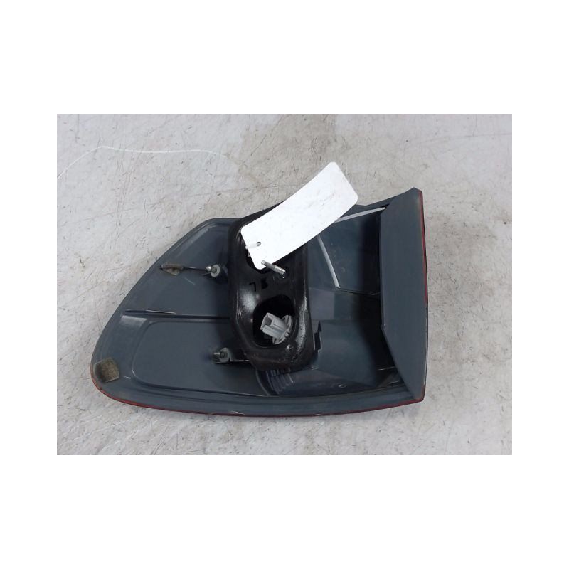 FEU ARRIERE GAUCHE  TOYOTA AVENSIS VERSO 04-06