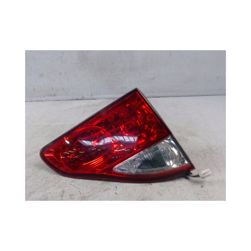 FEU ARRIERE INTERIEUR GAUCHE TOYOTA AVENSIS VERSO 04-06