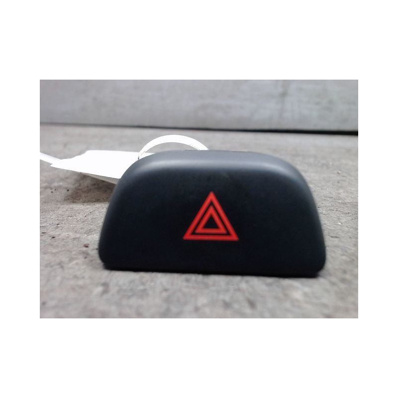 BOUTON DE WARNING NISSAN MICRA