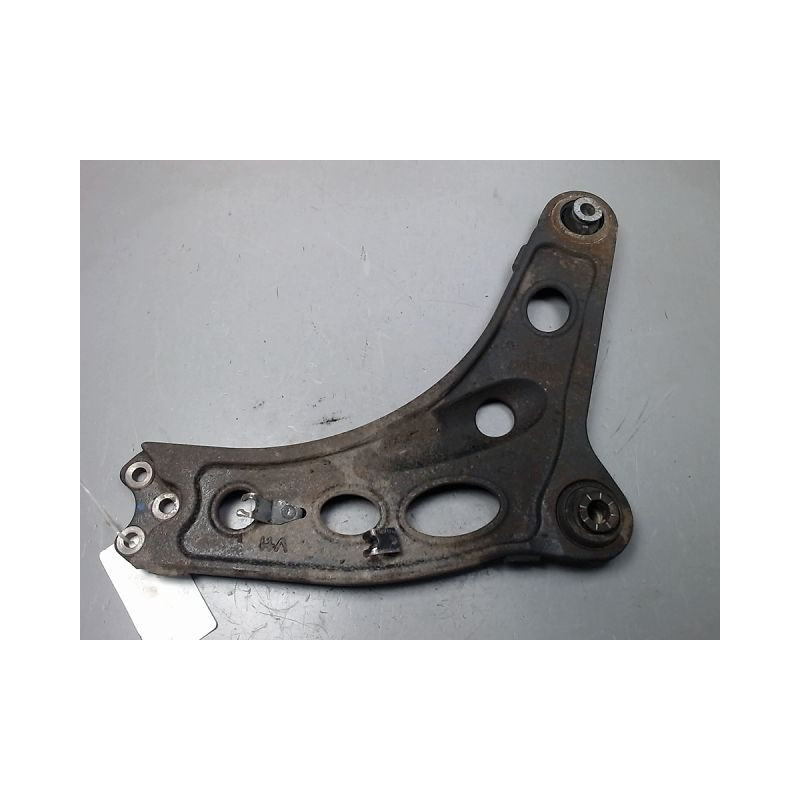 TRIANGLE INFERIEUR AVANT DROIT OPEL VIVARO C1 F2700 4P