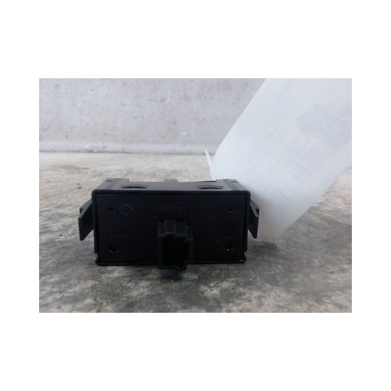 BOUTON DE WARNING DACIA SANDERO 2008-