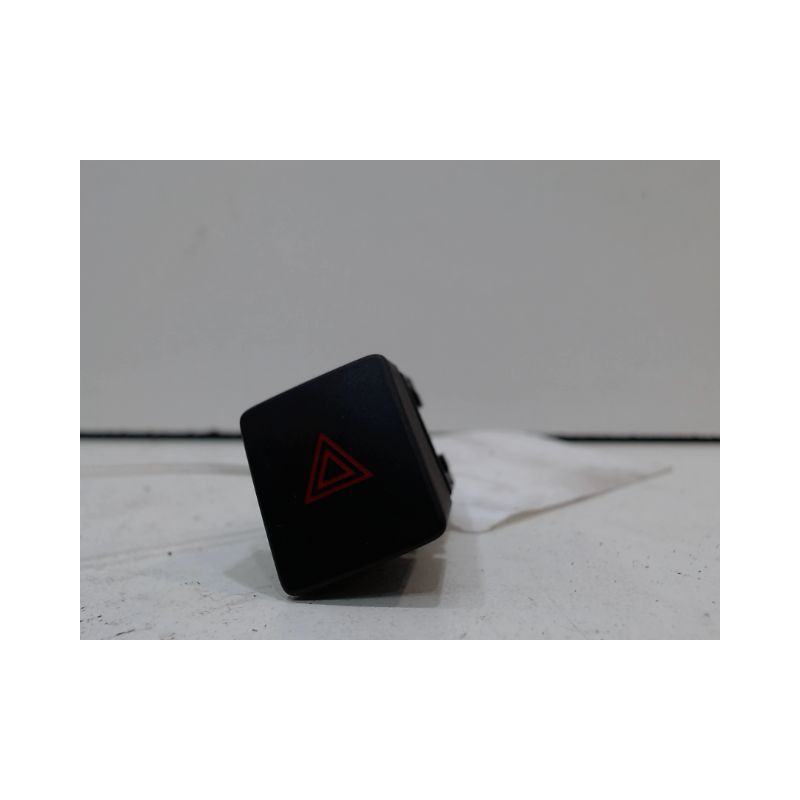 BOUTON DE WARNING NISSAN MICRA