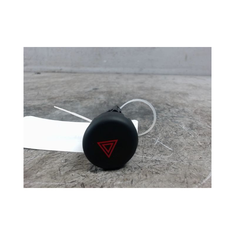 BOUTON DE WARNING NISSAN JUKE