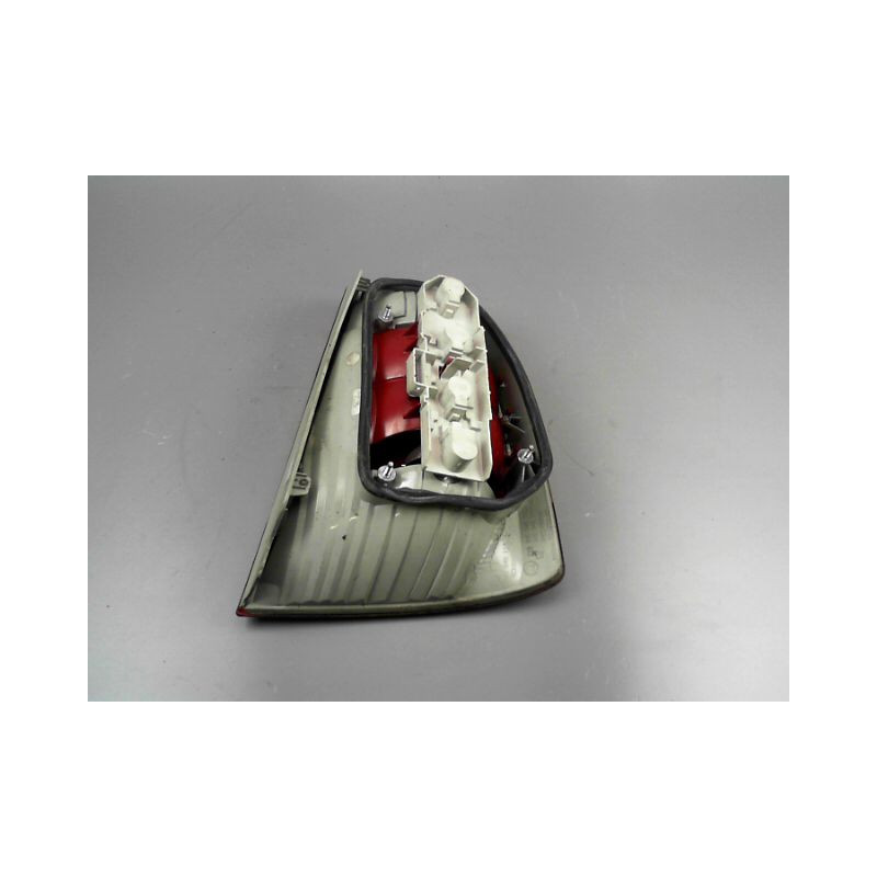 FEU ARRIERE GAUCHE  SKODA SUPERB 04-08