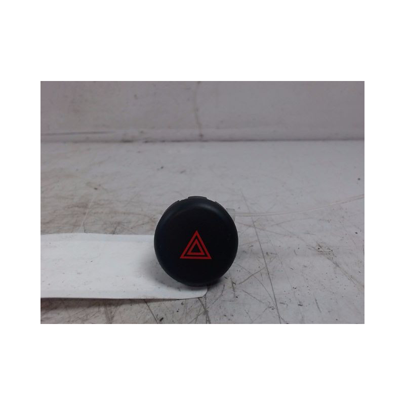 BOUTON DE WARNING NISSAN JUKE