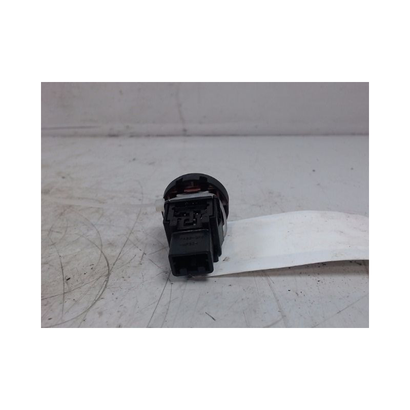 BOUTON DE WARNING NISSAN JUKE