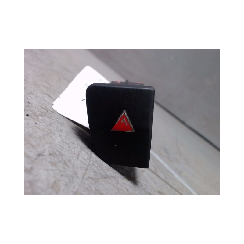 BOUTON DE WARNING PEUGEOT 5008 2009-