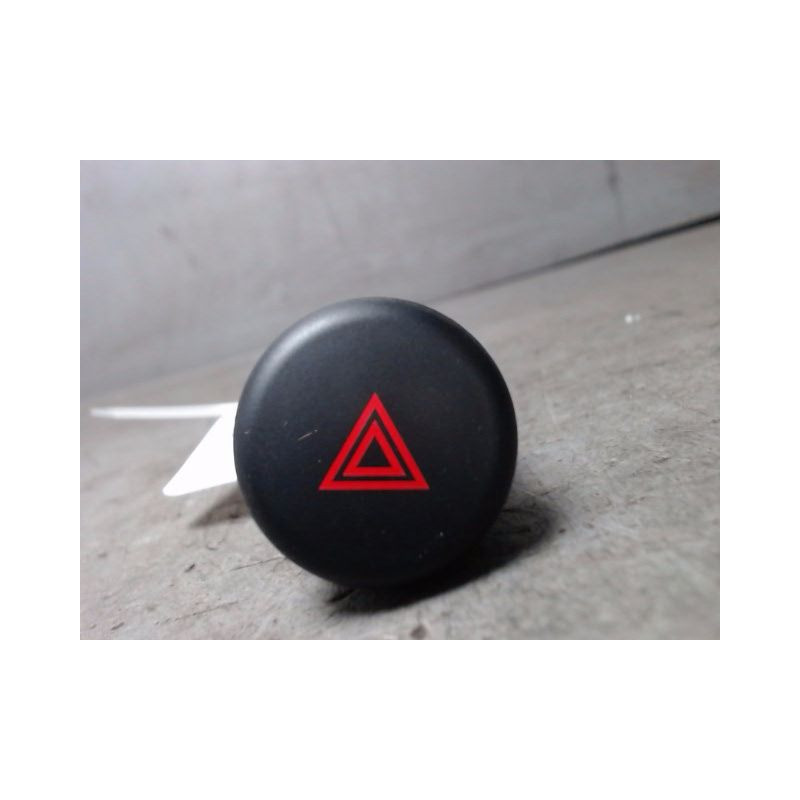 BOUTON DE WARNING NISSAN JUKE