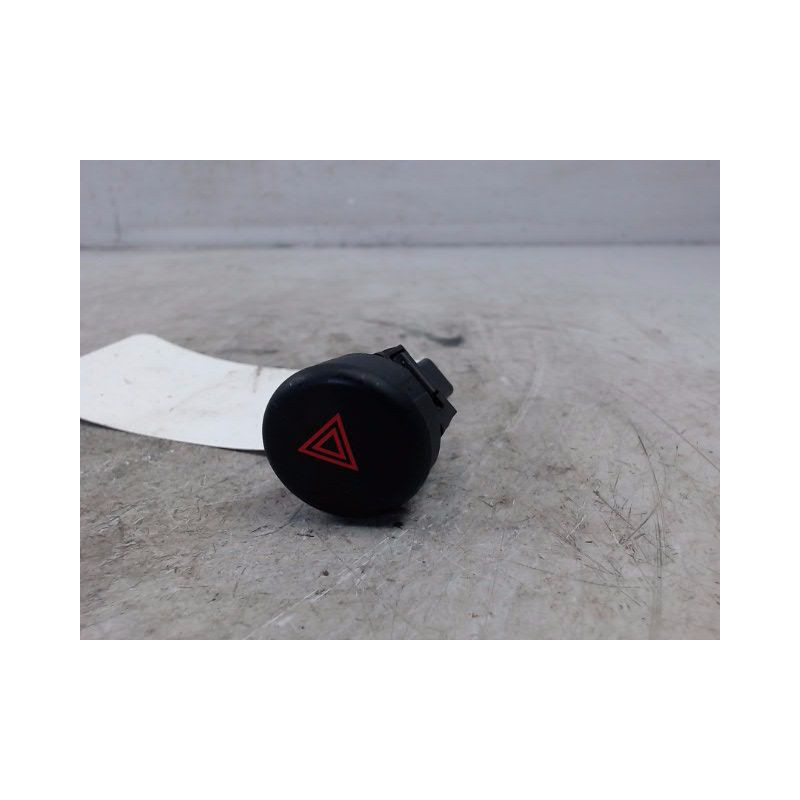BOUTON DE WARNING NISSAN JUKE