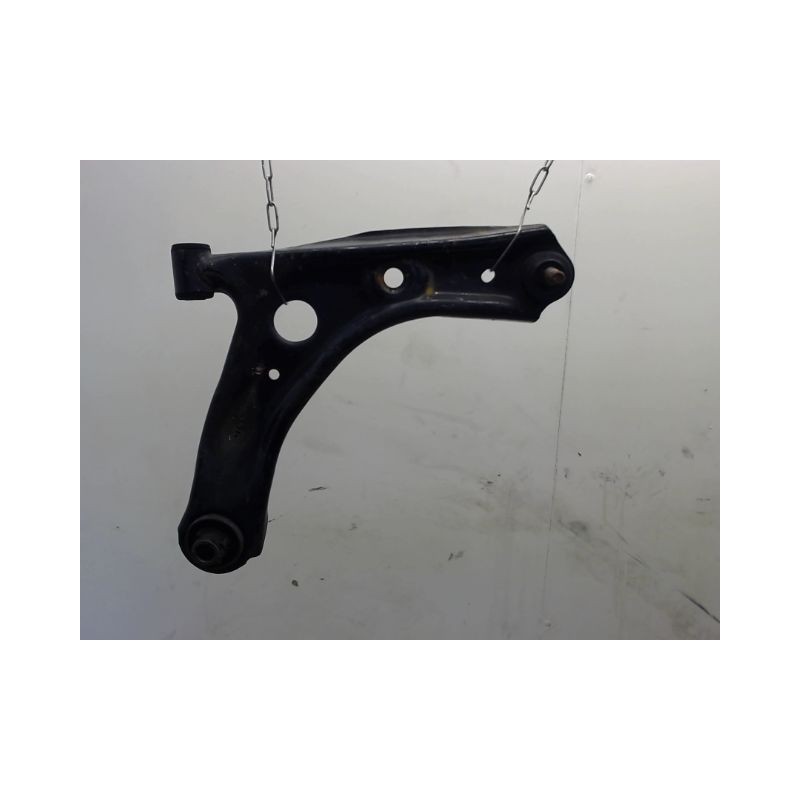 TRIANGLE INFERIEUR AVANT DROIT TOYOTA AYGO