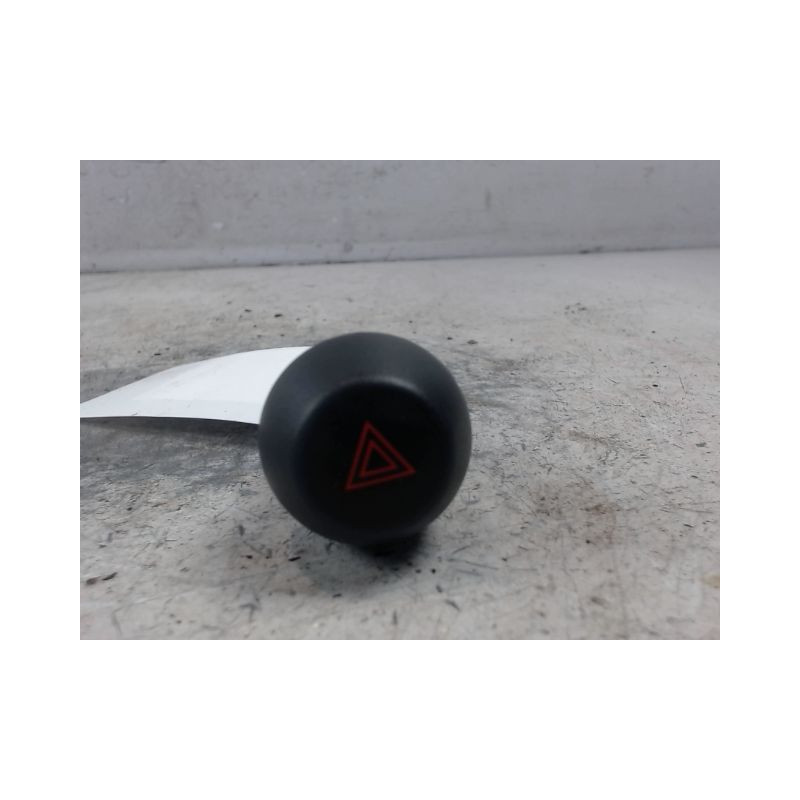 BOUTON DE WARNING TOYOTA RAV4 2006
