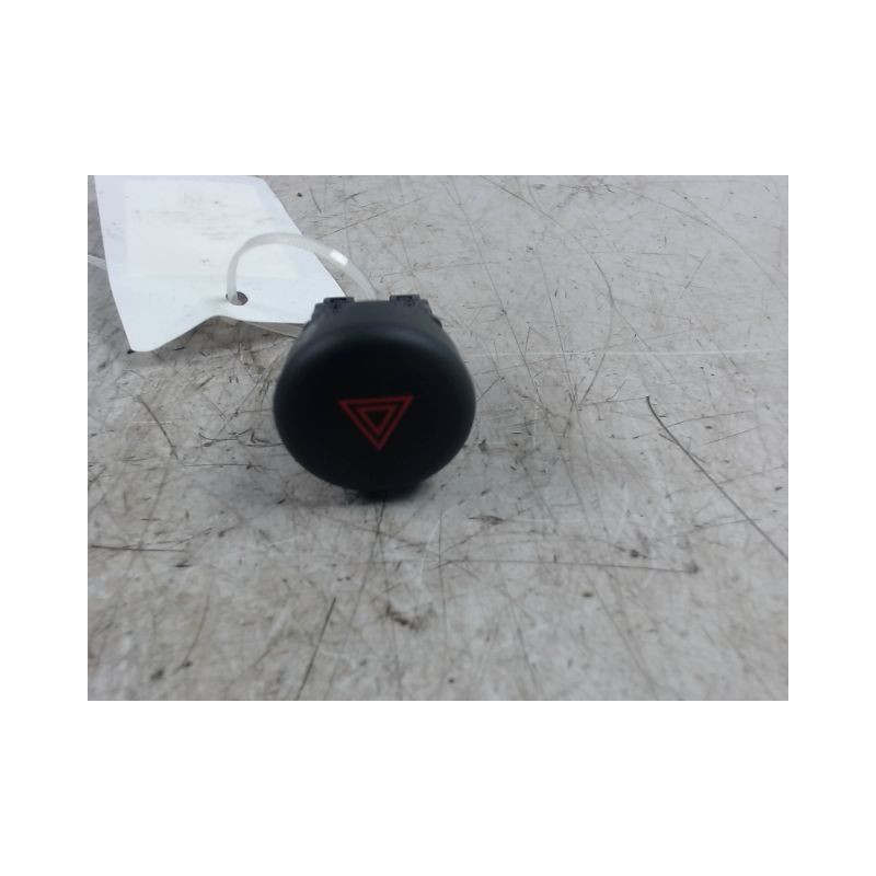BOUTON DE WARNING NISSAN JUKE
