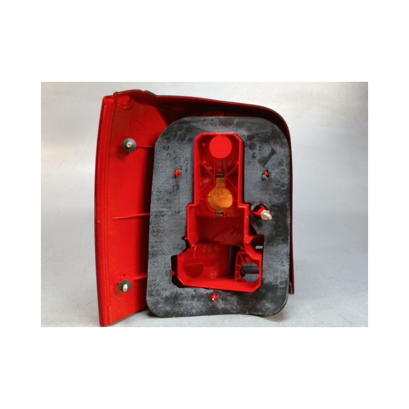 FEU ARRIERE DROIT VOLKSWAGEN PASSAT BREAK 97-2000