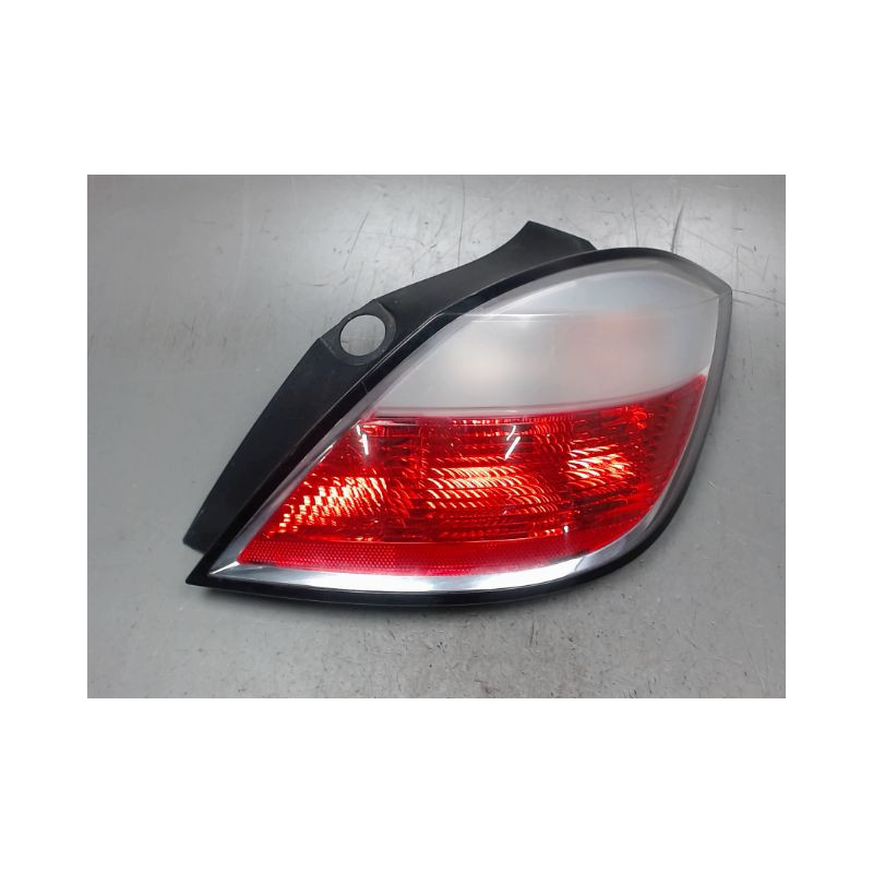 FEU ARRIERE DROIT OPEL ASTRA 2004-