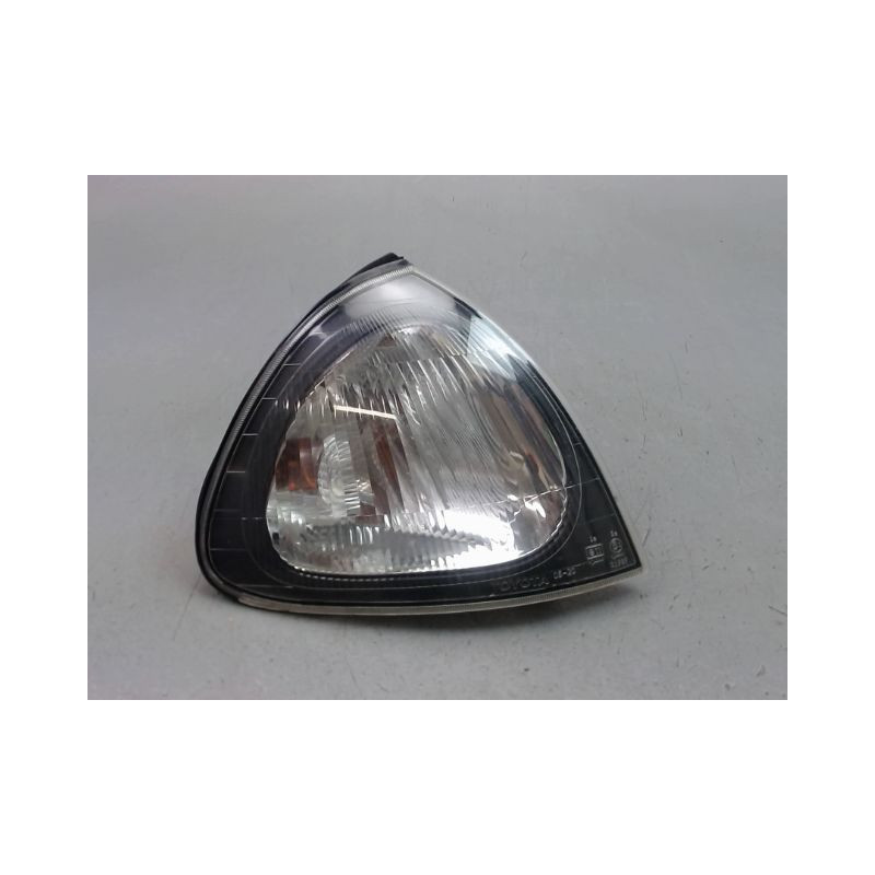 CLIGNOTANT DROIT TOYOTA AVENSIS 2000-2003