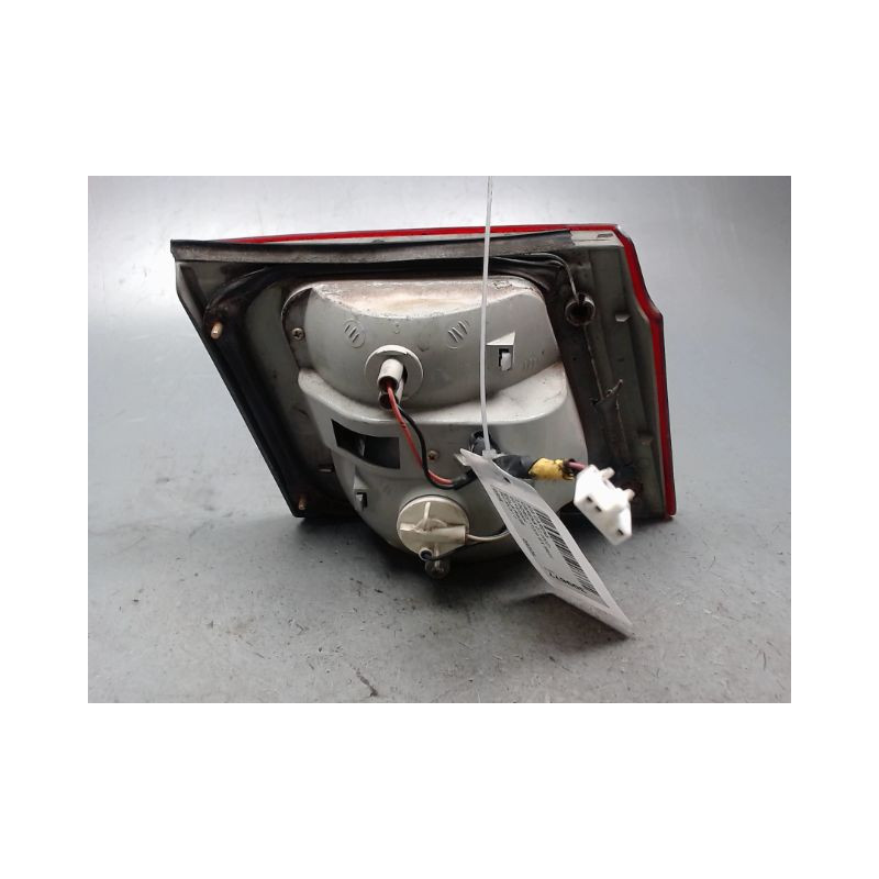 FEU ARRIERE INTERIEUR DROIT KIA CARENS 2002-