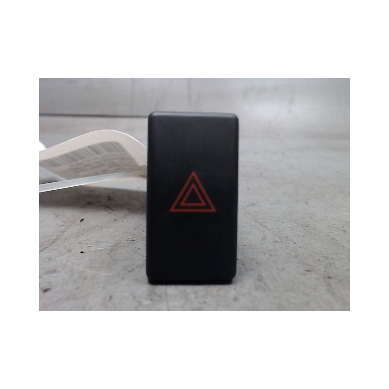 BOUTON DE WARNING TOYOTA AVENSIS 2003-