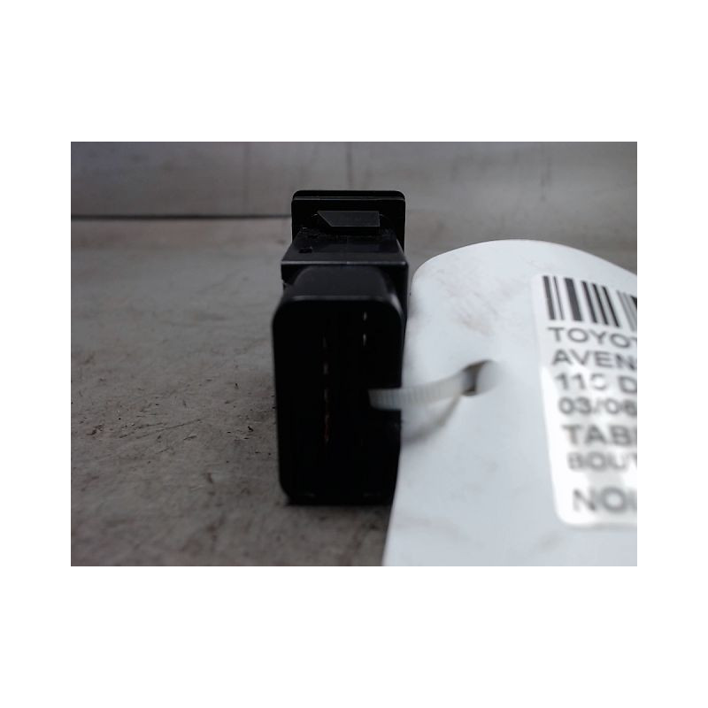 BOUTON DE WARNING TOYOTA AVENSIS 2003-