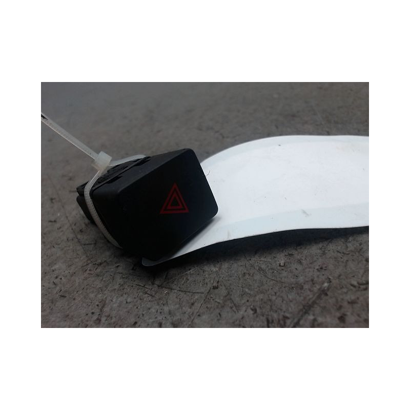 BOUTON DE WARNING NISSAN NOTE
