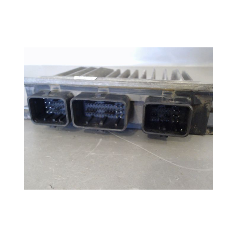 CALCULATEUR MOTEUR RENAULT CLIO