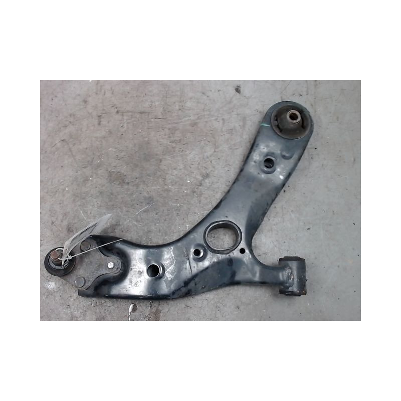 TRIANGLE INFERIEUR AVANT DROIT TOYOTA AURIS