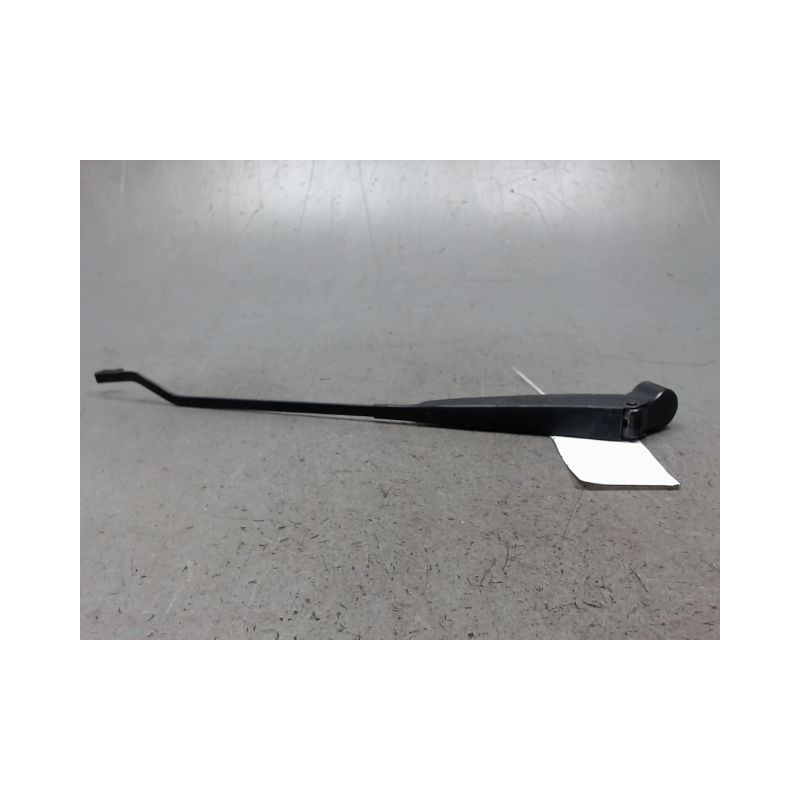 BRAS ESSUIE-GLACE AVANT DROIT NISSAN KING-CAB