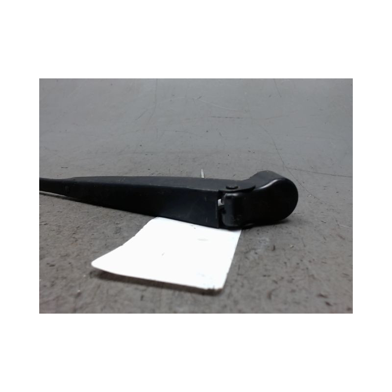 BRAS ESSUIE-GLACE AVANT DROIT NISSAN KING-CAB