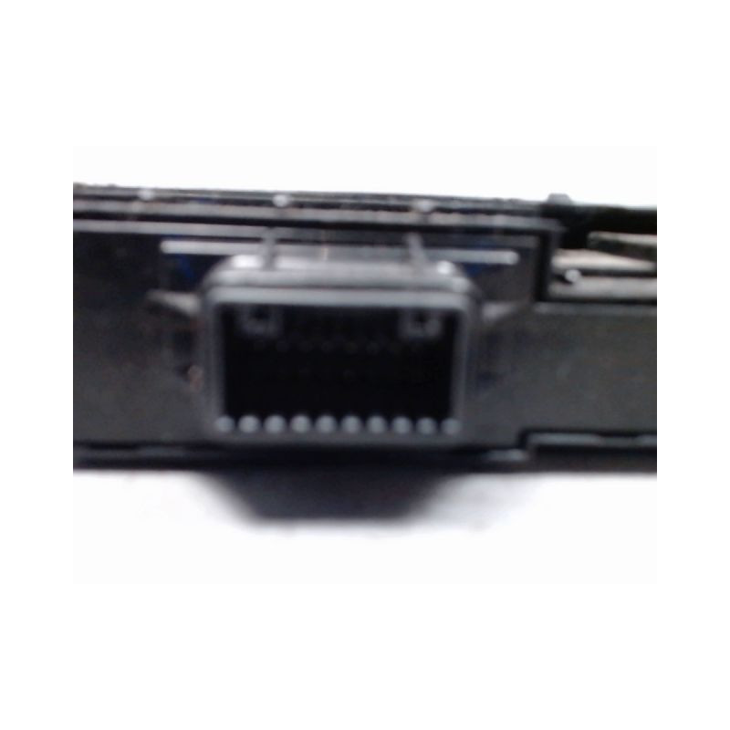 BOUTON DE WARNING HYUNDAI TUCSON 2 PHASE 1 2.0 CRDI - 16