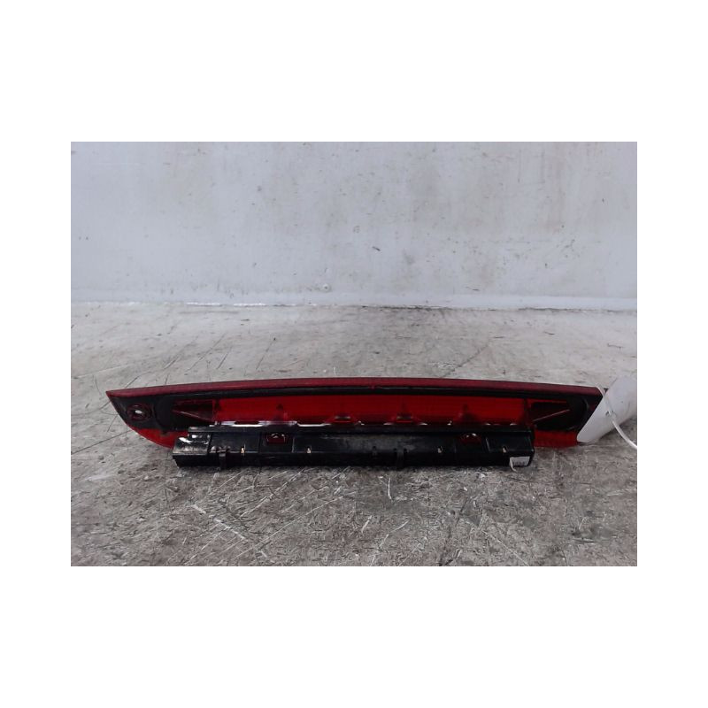 FEUX STOP SUPPLEMENTAIRE FORD FOCUS 04-07